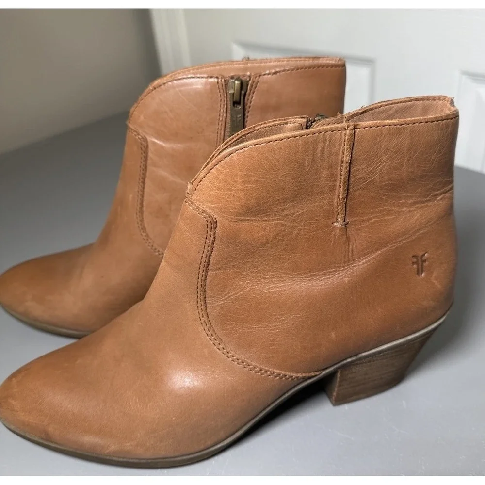 Frye Jennifer Pointed Toe Western Booties in Cognac Ankle Boots Sz 8.5 Bohemian